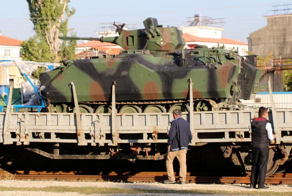 <p>Bu kapsamda Ankara'dan yüklenen 45 zırhlı personel taşıyıcının (ZPT) bulunduğu tren, saat 07.30'da Burdur Tren Garı'na ulaştı.</p>