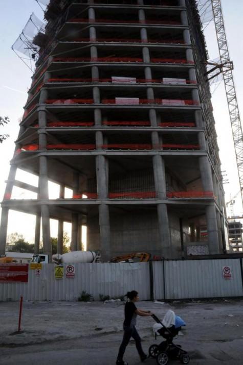 Levent'teki 'Plazalar bölgesi'nde geçtiğimiz salı günü yaşanan akıl almaz kazada başına kalıp tahtası düşen Dursun Yılmaz, tedavi gördüğü hastanede bu sabah yaşamını yitirdi.