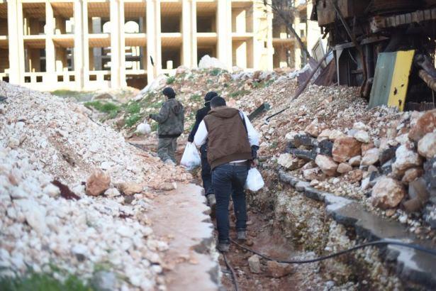 <p>"Bölgede kazılan tünel ve hendeklerle binanın altına kadar ulaştıklarını" belirten Ebu Leys, "Halep'teki rejimin can damarlarından biri kesildi, Halep'in tamamen elimize geçmesi için bir iki damar kaldı, bunlar da yakında kesilecek" dedi.</p>

<p> </p>
