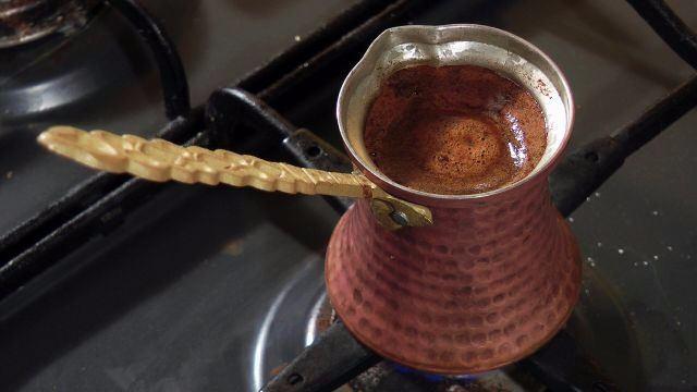 <p>1 fincan kuru kahveyi kavurun ve bir küçük kap ile dolaba koyun.</p>
