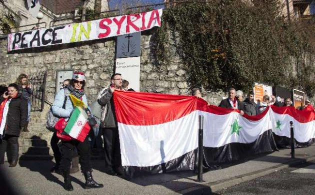 Konferansın yapıldığı Montr&ouml; Kongre Merkezi girişinde Avrupa'nın &ccedil;eşitli yerlerinden gelen Suriye'liler Esed y&ouml;netimini destekleyen bir protesto d&uuml;zenlediler.