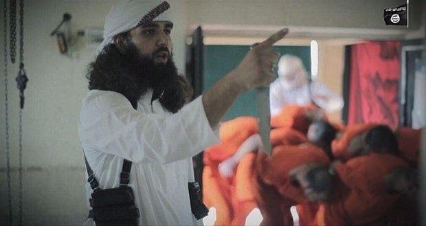<p>Mide bulandırıcı görüntülerde, Amerikan ajanlığıyla suçlanan bir esirin boğazından kesildiği yer aldı. Elinde büyük bir bıçak bulunan bir terörist, videoda net şekilde görünüyor.</p>
