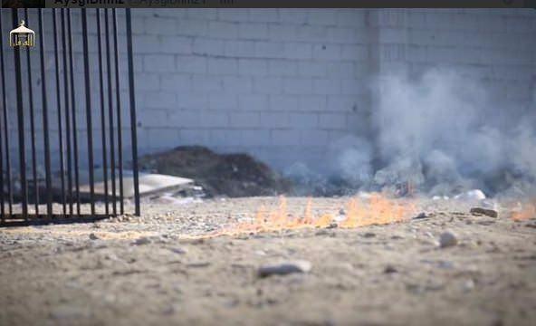 <p>DAEŞ yayınladığı ve Ürdünlü pilot Muath al-Kasaesbeh’in ait olduğu iddia edilen videoda, pilot bir kafesin içine kapatılarak militanlar tarafından canlı canlı yakılıyor. Ürdün devlet televizyonu pilotun 1 ay öncesinde yani 3 Ocak'da öldürüldüğünü açıkladı.</p>
