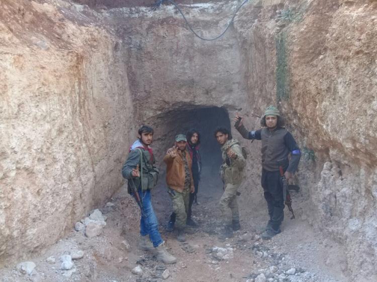 <p><strong>DEAŞ'ın tünelleri, bombalı aracı görüntülendi!</strong></p>

<p>Terör örgütü DEAŞ'a yönelik Suriye'nin El Bab kentinde devam eden Fırat Kalkanı Harekatı'nda, teröristler tarafından etkin olarak kullanılan çok sayıda tünel imha edildi. Askeri kaynaklardan alınan bilgiye göre, Türk Silahlı Kuvvetlerince, Suriye'nin kuzeyindeki terör hedeflerine yönelik başlatılan Fırat Kalkanı Harekatı devam ediyor. Harekat kapsamında, terör örgütü DEAŞ'a ait hedeflere yönelik hava harekatı düzenleyen Türk Silahlı Kuvvetlerine ait savaş uçakları, teröristlerin yoğun şekilde kullandığı bazı tünelleri bombaladı. </p>

<p> </p>

<p> </p>

<p> </p>
