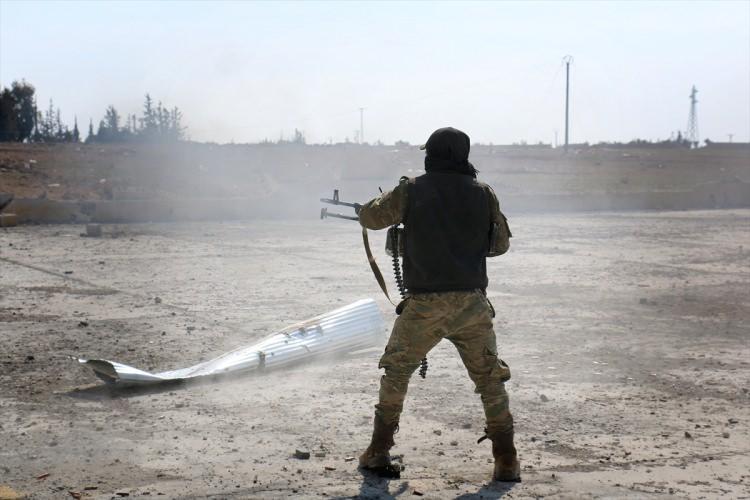 <div><strong>TAMAMEN TEMİZLENMESİ AN MESELESİ</strong></div>
<div> </div>
<div>Özgür Suriye Ordusu'nun ana çatısını oluşturan Türkmenlerden kurulu Sultan Murat Tümeni komutanları, El Bab'ın tamamen DEAŞ'lı teröristlerden temizlenmesinin an meselesi olduğunu söyledi.</div>
