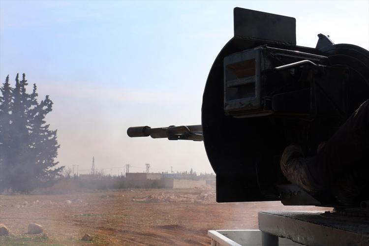 <p> El Bab'ın yaklaşık 3 yıldır terör örgütü DEAŞ kontrolünde olduğunu belirten ÖSO güçleri, buranın denetiminin muhaliflere geçmesinin önemli olduğunu ifade etti. </p>
