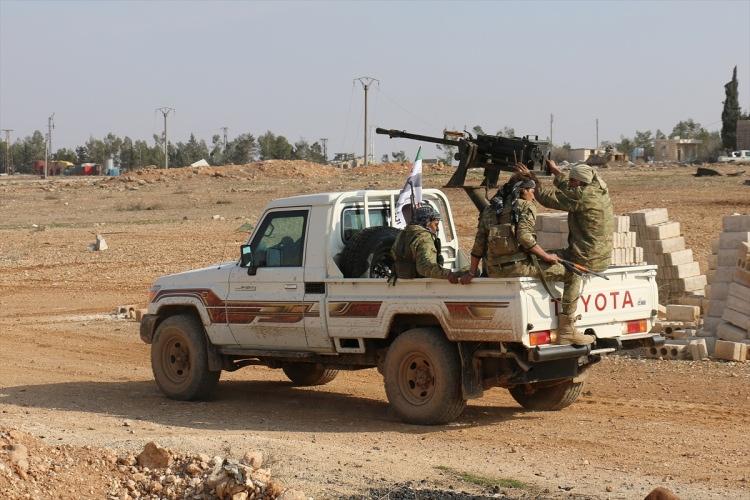 <p>El Bab kentinin DEAŞ'tan temizlenmesi ile Azez-Cerablus hattının terör unsurlarından arındırılacağını kaydeden ÖSO güçleri, çok fazla tuzaklanmış patlayıcı, canlı bomba ve bomba yüklü araçlar ile yapılan saldırılar ve tünellerle kaçış yollarının kullanılması nedeniyle temkinli hareket ettiklerini, kentin tamamen denetimini sağlamalarının ise kısa sürede gerçekleşeceğini vurguladı.</p>
