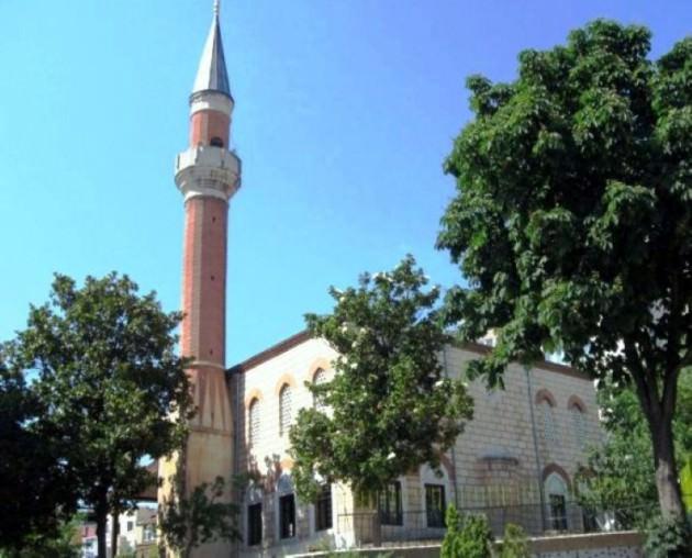 <p>DEFTERDAR SÜLEYMAN ÇELEBİ CAMİİ: Mimar Sinan'a ait bir cami, Fatih Cibali Üsküplü caddesindeki Süleyman Çelebi Camii yahut Üsküplü camiidir. Kadir Has Üniversitesi'nin arkasında,Unkapanı'na yakındır.</p>