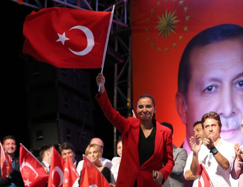 <p>Hande Fırat</p>
