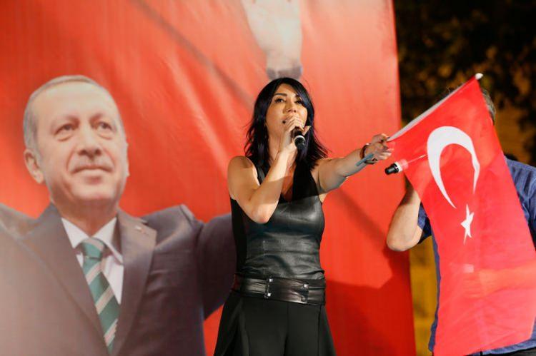 <p>Hande Yener </p>

