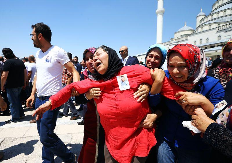 <p>Fetullahçı Terör Örgütü'nün (FETÖ) darbe girişimi sırasında Genelkurmay Başkanlığı'na yapılan saldırı sırasında vücuduna şarapnel parçası gelmesi sonucu hayatını kaybeden 41 yaşındaki Murat İnci adlı vatandaş, Kocatepe Camisi'nde son yolculuğuna uğurlandı. Cenaze namazına katılan İnci'nin yakınları güçlükle sakinleştirildi. </p>