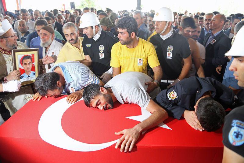 <p>Fetullahçı Terör Örgütü'nün (FETÖ) darbe girişimi sırasında Gölbaşı'nda bulunan Havacılık Daire Başkanlığı tesislerine düzenlenen bombalı saldırıda şehit olan polis memuru Yunus Uğur, Adana'da toprağa verildi. Cenaze namazının ardından şehidin babası Ramazan ve kardeşleri Emre ve Furkan Uğur, şehidin Türk bayrağına sarılı tabutuna sarılarak gözyaşı döktü </p>

