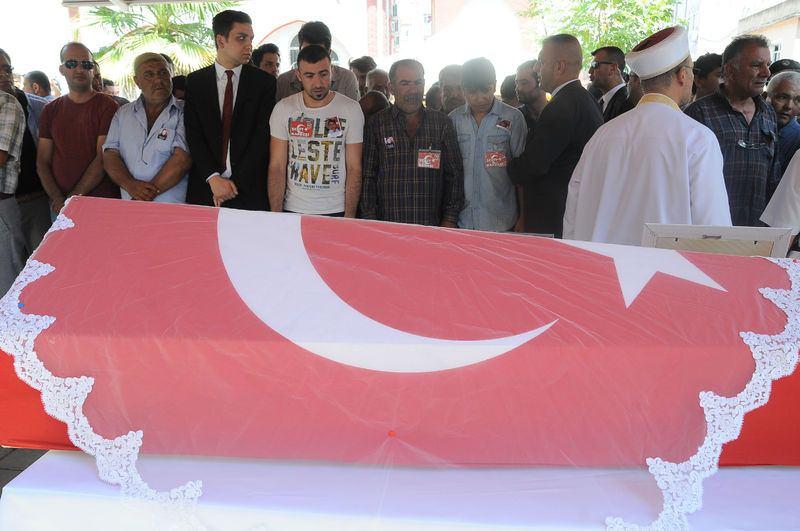 <p>Fetullahçı Terör Örgütü'nün (FETÖ) darbe girişimi sırasında Gölbaşı Özel Harekat Daire Başkanlığına yapılan saldırıda şehit düşen Özel Harekat Komiser Yardımcısı Gülşah Güler (24) Hatay'ın Kırıkhan ilçesinde toprağa verildi.</p>
