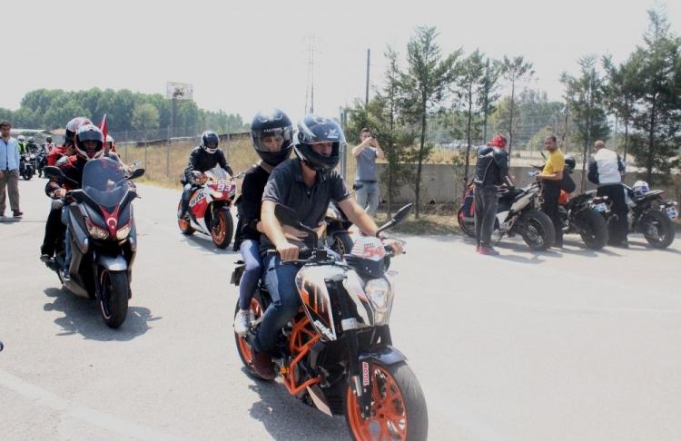 <p>Dünya şampiyonu milli motosikletçi Kenan Sofuoğlu ve motosikletçi arkadaşları İstanbul Yenikapı’da düzenlenecek mitinge katılmak üzere motosikletleriyle Sakarya’dan yola çıktı. <br />
</p>