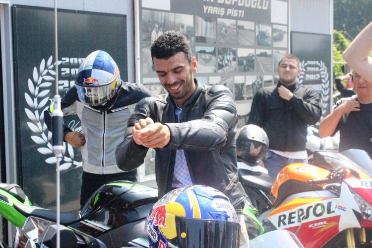 <p>Türkiye Motosiklet Federasyonu tarafından düzenlenen ‘İki Teker Tek Yürek’ organizasyonu kapsamında milli motosikletçi Kenan Sofuoğlu, Sakarya’nın Akyazı ilçesinde bulunan yarış pistinde yüzlerce motosikletliyle buluştu.<br />
</p>