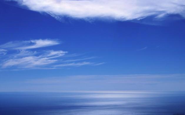 "Gökyüzü Neden Mavi Renkte Görünür?"  Gökyüzünün mavi görünme nedeni yerküreyi çepeçevre saran hava tabakası, yani atmosferdir. Atmosferin bileşimindeki gazlar güneş ışığındaki mavi rengi diğer renklerden daha çok yansıttığı için gökyüzü mavi görünür.