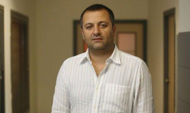 <p><strong>Mehmet Demirkol: Hakem mızıttı ve kaçtı</strong></p>

<p>Deniz Ateş Bitnel’in gösterdiği kartlar çoğunlukla doğru. Ancak karta yol açan kararlarının hemen hepsinin yanlış olduğu da kesin. Özer’in ilk sarı kartında top omzuna çarpıyor. Koluna çarpsa bile elle oynama olmaz. Ancak itirazdan kart doğru olabilir. Fakat hepimiz biliyoruz ki “bana parmağını sallayamazsın” diye gösterdiği sarı kartı şampiyonluk yolundaki bir oyuncuya gösteremez. O kart misal Nani’ye veya Gomez’e çıkar mı? Evet önce parmak sallayan sonra uyarı alınca elini arkaya bağlayan oyuncuya hemen o kart... Zor.<br />
<br />
İkinci sarıda hamle ise tamamen topa. Böyle olunca hem Özer atılıyor, hem Aykut sarı görüyor. Sonra Aykut’un atılışı. Kabul edelim ki bu bir şampiyonluk maçı olsa uyarıyla geçiştirilecek bir itişme. Ama olsun, doğru kabul edelim. Cavanda’nın atıldığı penaltı pozisyonunda Umut arkadan geliyor. Evet hafif bir temas var ama hareketin içinde topa vuruyor. Zaten hareketin tamamı topa. Ama Cavanda’nın hakeme vücüduyla bindirişi kırmızı ve doğru.<br />
<br />
<strong>Allah şifa versin!</strong><br />
<br />
Salih’in kırmızısı kesin doğru. Gösterdiği de gördüğü de. İki penaltı da yanlış. Hemen öncesinde Sabri’nin Marin’e yaptığı ise verilmeyen bir penaltı. Sonunda ise 1 dakika maçı uzatıp onu bile tamamlayamama pozisyonuna düşen, kaçan bir hakem. Peki bunu gerektirecek bir tansiyon mu var? Asla. Neredeyse faul yapmaktan imtina eden 22 oyuncu. Galatasaray’ın sadece santrfor performansı eksikti oysa. Oyunu başta Sabri istiyorlardı. Podolski yanıyordu. <br />
<br />
Trabzon’da Marin yüksek standartla oynuyordu. Tansiyonun olmadığı zaten bir o kale bir bu kale oyundan belli. Tüm orta saha tedbirlerine rağmen istedikleri sertliği sağlayamadıkları oyundan belli. Tansiyon olmayıp tertemiz bir oyun olunca hakem gerekli sertliği göstermek gerektiğini düşündü herhalde. Önce oyunu bozdu, sonra mızıttı oyunu ve oyunu bırakıp kaçtı. Ben TFF’nin yerinde olsam oynanması gereken son 3-4 dakikayı yeniden oynatırım. Hakemi de muayeneye yollarım. Mutlak bir sorunu olmalı. O yüzden eleştirmiyorum. Allah şifa versin diyorum.</p>
