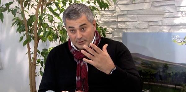 <p><strong>Selçuk Dereli: Tek doğru kırmızı Salih Dursun’unki</strong><br />
<br />
FUTBOL hakemliğim ve yorumculuk hayatımda gördüğüm ve izlediğim en rezil hakem yönetimiydi. Bu ülkede futbol konuşmak için çok büyük çaba gösteriyoruz, ama buna hakemlerimiz müsaade etmiyor. Geçen hafta “Bünyamin Gezer Etkisi” diye bir yazı yazmıştım. Kendisinin dakika, skor, takım ve dengelere dikkat ederek hakemlik yaptığını hatırlatmıştım ve demiştim ki:</p>

<p>“Bünyamin Gezer kendi tecrübelerini bazı hakemlere aktarıyor.”</p>

<p><strong>PENALTI KARARI HATALIYDI</strong></p>

<p>Değerli okuyucularım dün akşam hepiniz gördünüz, bir takım nasıl lime lime doğranır, şahit oldunuz. Deniz Ateş Bitnel isimli Bünyamin Gezer’in hakemi, skandal bir maça imza attı. Marko Marin’e Sabri tarafından yapılan penaltıyı vermeyen Bitnel, sonrasında bir penaltı uydurarak Trabzonspor’a olmayan avantaj sağladı. Sonrasında devre arasında ne düşündüyse, ya da birileri ile mi görüştü bilemiyorum, ancak büyük bir hata yaptığını öğrenmiş olacak ki, Gezer’in hakemi sonrasında maçta telafi yoluna gitti. Faul bile olmayan pozisyonda yarattığı kartla Özer’i oyundan attı. Arkasından da bu yetmezmiş gibi bir de ceza alanı içinde rakibe hiçbir teması olmayan ve topla oynayan Trabzonsporlu oyuncunun penaltı yaptığını iddia ederek düdük çaldı. Arkasından sahadaki oyuncuların güvenini kaybettiği için oyuncuların aşırı itirazlarına sebebiyet verdi. Evet Cavanda’yı doğru bir kartla attı ancak sonrasında Salih Dursun’un kendisine göstermiş olduğu kırmızı kart, bu sezonun en doğru kırmızı kartıydı. Bana göre Deniz Ateş Bitnel’in sahayı terk etmesi gerekiyordu.</p>

<p>Değerli okuyucularım bu kadarı da olmaz. Hakem camiası böyle komik durumlara düşürülmez. Sayın Yıldırım Demirören siz hâlâ bu Kuddusi Müftüoğlu MHK’sini ve ekibini tüm bu olanlara rağmen görevde tutmak istiyor musunuz? Eğer bunu yaparsanız gerçekten çok yazık. Salih Dursun o kırmızı kartı sadece hakeme değil hepinize göstermiş oldu.</p>
