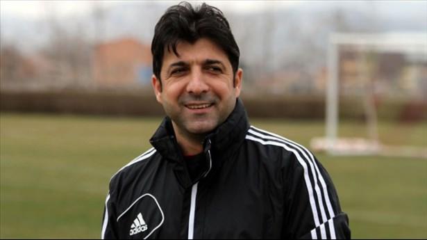 <p><strong>Oktay Derelioğlu: Türk futbolunda kara gece</strong></p>
<p>Galatasaray ve Trabzonspor maçı iki formsuz ve kötü takımın karşı karşıya geldiği bir mücadele oldu. Ama iki takımın mücadelesini ön plana oynadıkları futbol değil bunların önüne geçen hakem Deniz Ateş Bitnel oldu. Sahada futbol adına güzel görüntüler olduğunu söyleyemem. Dün gece izlediğim ligin en kötü maçlarından bir tanesiydi. Hakemin vermiş olduğu kararlar doğruyu yanlış, yanlışı da doğru yapmasından dolayıydı. O da kötü bir yönetim gösterdi. Keşke oyunun ilk yarım saati gibi futbol oynamayı düşünselerdi, az itiraz etmiş olsalardı, yedikleri kırmızı kartlar fazla olmasaydı. Erkan Zengin başta olmak üzere diğer oyuncular satnra yapmak istemediler ve akabinde topuGalatasaraylılar'a teslim ettiler. Bu Türk futbolu adına çok kötüydü. Yani Trabzonsporşunu söylemeye çalıştı. Suç bide değil hakemde. Biz oynamak istemiyoruz. Maç uzatma dakikalara taşındığı anda 1 dakika uzatma gösterildi ama 6-7 dakika olmalıydı ve 1 dakika bile oynatılmadı. İkincisi Galatasaraylılar da 2-1'den sonra kaleye gitmediler. Bu nasıl bir hal olacak. Bu dünya basınına da yansıyacak. Futbolumuz yerlerde. Herkes birbirini suçlayarak bu iş çözülmez.<br />
<br />
MAÇIN EN iYiSi SABRi<br />
Sabri sahanın en iyisiydi. Müthiş oynadı.<br />
<br />
MAÇIN EN KÖTÜSÜ HAKEM BiTNEL<br />
Maçın en kötüsü ise Deniz Ateş Bitnel...</p>