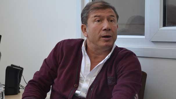 <p><strong>Tanju Çolak: Bu hakemlerle lig bitmez</strong><br />
<br />
Galatasaray ile Trabzonspor’un mücadelesini mi izledik, yoksa hakem Deniz Ateş Bitnel’in penaltı ve kırmızı kart şovunu mu! Bitnel öylesine büyük hatalar yaptı ki maçı katletti, Trabzonspor’u budadı! MHK umarım gereğini yapar ve Bitnel’e sezonun kalan bölümünde bir daha maç vermez.</p>
<p>Bitnel, Erkan’ın kendi çelmesiyle düşmesine penaltı düdüğü çaldı.. Penaltıdan çok komediye benzeyen bir pozisyondu.. Bu pozisyon öncesinde Sabri, Marin’i indirdi; penaltı vermesi gerekirken “devam” dedi.. Hakan’ın kayarak müdahale sırasında eliyle taşıdığı top penaltıydı ama Bitnel yine “es” geçti..</p>
<p>Maçı çığırından çıkaran Bitnel, 85’de Cavanda’nın Umut’a yaptığı hareketi penaltı olarak değerlendirdi. Bu pozisyonun da penaltıyla alakası yoktu. Freni patlamış otomobil gibi ne yapacağını bilemeyen Bitnel, Cavanda’ya kırmızı gösterdi. Bu arada kartı yere düştü. Salih yerdeki kartı alıp hakeme gösterince Bitnel bu oyuncuya da attı ve Trabzonspor’u 7 kişi bıraktı.</p>
<p>Ey MHK.. Hakemlerine sahip çık.. Aksi takdirde bu hakemlerle lig bitmez!</p>
<p>Maça gelince..</p>
<p>Mustafa hocayı anlamak çok güç. Oynatmayacaksan bu Linnes’i niye aldın hocam? Bu kadar mali problem varken oynatmayacağın bir futbolcuya ne diye para verdirirsin? Avrupa Ligi maçında pas yapan Lazio’ya karşı 5 stoperi sahaya sürmeni bir nebze olsun kabul ederim. Ancak ligde aynı oyun düzenini sürdürmek isteğin bir “Ben yaparım” inadı mıdır? Orta alanda Donk ve Chedjou ile başlamak hücum etkinliğini azaltır. Sneijder’ı kulübede tutarak, zaten gol ayağın kaç kişi kaldı ki?</p>
<p>Trabzon’da kaleci Onur yaptığı kurtarışlarla göze batan tek isimdi. 52’de Umut Bulut öyle bir gol kaçırdı ki, koca kale yerine topu Olcan’a nişanladı! 2. yarı Denizli baktı pabuç pahalı; Olcan’ın yerine Sneijder, Koray’ın yerine Bilal’i aldı ve 63’te Podolski’nin 89’da Selçuk’un penaltısı ile 3 puanı alan taraf oldu.</p>