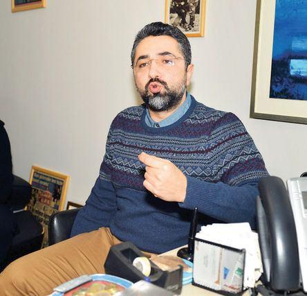 <p><strong>Serdar Ali Çelikler: Yabancı hakem... Hemen...</strong></p>
<p>İki büyük takım. İkisinin de iddiası yok. İddiaları olsa da mecalleri yok.</p>
<p>Bu maça hem MHK Başkanı Kuddusi Müftüoğlu hem de Gölge MHK Başkanı Serdar Çakır’ın parlak prensi Deniz Ateş Bitnel atanıyor. Daha ilk piyasaya çıkış maçından (Kasımpaşa-Fener) sonra yazmış ve demişim ki “Aman diyim görmediğin pozisyona düdük çalma. Haa huu’ya aldanma..”</p>
<p>İşte bu ‘Parlak Prens’ aslında atmosfer itibariyle çok kolay bir maça atanıyor. Ama ne yapıyor gelin bakalım:</p>
<p>■ Yüzde yüz penaltıyı oynatıyor. (Sabri’nin Marin’e yaptığı hareket)</p>
<p>■ Onun etkisinde kalıp olmayanı veriyor; Trabzon öne geçiyor.</p>
<p>■ 2. yarı başlıyor, Özer’in pozisyonu temiz ama ‘el’ çalıyor. Özer de itiraz edince Özer’i yanına çağırıp uyarı yapıyor. Hadi sarı kart da haklı diyelim.</p>
<p>■ Sonra Özer, Carole’un ayağındaki topa çok net bir müdahele yapıyor. Ama Carole da pozisyon gereği Özer’in üzerine düşüyor. Haaa’lar Huuu’lar başlayınca gidip Özer’i atıyor.</p>
<p>■ İtiraza gelen Aykut’a “Oradan buraya geldin” diye sadece kalecilere uygulanan kuralı uygulayıp sadece 5-6 metre gelen Aykut’a sarı kart veriyor. Sonra her maçta 80 kere görünen kafa kafaya verip horozlanma hareketindeAykut’u atıp yalandan da Podolski’ye de de sarı veriyor.</p>
<p>■ 9 kişi kalmış ve can havliyle savunup maçın sonuna getirmiş Trabzon aleyhine olmayan bir penaltı veriyor. Cavanda da gidip ona göğüs atıyor. Direkt Cavanda’yı atıyor.</p>
<p>■ Sonra Salih Dursun muhteşem bir hareket yapıp hakeme kırmızı kart gösteriyor. Hakem de maçtaki tek doğru kararını verip Salih’i de atıp Trabzon’u 7 kişi bırakıyor.</p>
<p>■ Sonra penaltının santrasında Trabzonlu oyuncular oynamıyor. O arada Mustafa Yumlu ile Erkan kendisine ağır şekilde sövüyor, “Çok Delikanlı Parlak Prens” Trabzon hükmen yenilmesin diye yiyip yuttu.</p>
<p>Sonra 4 kırmızı kart çıkmış maçı 1 dakika uzatıyor. Çünkü Trabzonsporlu oyuncular oynamıyor. O 1 dakikayı bile oynatamayıp bitiriyor.</p>
<p>Futbolu bilmeyen; kompleksli olduğu her hareketinden belli; psikolojiden anlamayan, ortamı koklayamayan bu beceriksiz adam, Kuddusi’sinden Serdar’ına; Bünyamin’inden bilmem kimine kadar herkesin desteğini alıyor. Bu hakemlerden bir şey olmaz. Bir kere daha söylüyorum. Bu hazirundan HAKEM çıkmaz. İdare-i maslahatçılar ile dünkü gibi Bitneller çıkar. Yabancı hakem şart oğlu şarttır. Anlayın artık.</p>
<p><strong>G.SARAY TAKIMI</strong></p>
<p>İlk yarıda pek etkili değillerdi ama maçın başından sonuna kadar hakimdiler. 2. yarıda tamamen tek kaleye döndürdüler. 3 puan oyunla haklarıydı ama onların da tat aldığını sanmıyorum.</p>
<p><strong>TRABZON YÖNETİMİ</strong></p>
<p>Bu sene Trabzon’u bu MHK doğradı. Kuddusi Müftüoğlu MHK’sı ve Serdar Çakır kliği Trabzon’a sezon kapattırmış. Niyahet Bitnel, dün Trabzon’u aşağıladı. Bu hakeme lisans yırttırmazlarsa; Serdar Çakır ve Müftüoğlu’dan hesap sormazlarsa onlara da “müstehak” denir.</p>