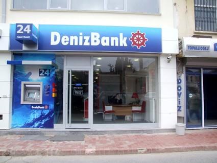  Web'de Kredi: "Cevabı 5 Dakikada Gelen Web'de Kredi ile Hayat Deniz'de Güzel!" Denizbank'ın Kurban Bayramı'nda tüketicilere sunduğu Web'de Kredi kampanyası, 15.000TL'ye kadar ve kefilsiz kredi sunuyor. Dosya masrafsız olan bu kredide faiz oranları ise vade süresiyle doğru orantılı biçimde değişiyor. 1-12 ay arası vadede faiz oranı %1,04; 13-24 ay arası vadede faiz %1,39 ve 25-36 ay arası vadede faiz oranı %1,58 olarak görülüyor. Tüm vade süreleri için geçerli olan peşin komisyon ise kredi tutarının %4'ü olarak belirlenmiş.