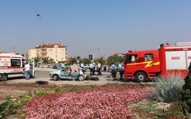 <p>Pamukkale'de, Büyükşehir Belediyeyesine ait asfalt kamyonunun, otomobile çarpması sonucu 3 kişi hayatını kaybederken 3 kişi yaralandı.</p>
