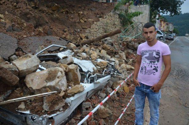 <p>Toprak yığını altında kalan Fatsa-Reşadiye karayolu kenarında park halindeki Kadir Çalgıcı ve ve Ahmet Ece’ye ait iki otomobil hurdaya döndü. Yaz tatili nedeniyle okulda kimsenin bulunmaması ise olası bir faciayı önlemiş oldu.</p>

<p> </p>
