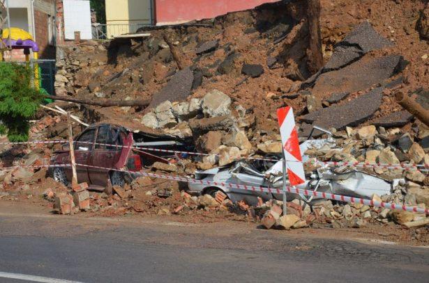 <p>Otomobili enkaz altında kalan Emre Ece ise, “Ben aracımı olay anında 5-10 dakika önce buraya park ettim. Patlama sesi ile dışarıya çıktık ve şok olduk" diye konuştu.</p>
