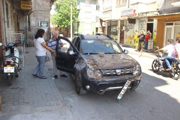 <p>Balıkesir’in Edremit ilçesinde hissedilen deprem paniğe neden oldu. Yaşanan depremde tarihi bir binanın kopan parçası yoldan geçen otomobilin üzerine düştü. </p>

<p> </p>
