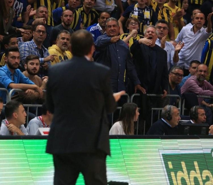 <p>Galatasaray Odeabank Başantrenörü Ergin Ataman, Melih Mahmutoğlu'nun anons yapmasından memnun olmadı ve tepki gösterdi.</p>