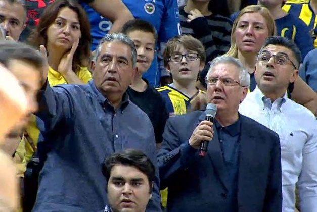<p>Bu sırada maçı izleyen Fenerbahçe Başkanı Aziz Yıldırım, mikrofonu eline alarak "Tuzağa düşmeyin, tahrik ediyorlar sizi" sözleri ile taraftarlarını uyardı ve maç yeniden başladı.</p>