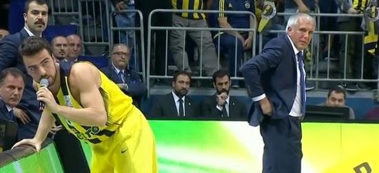 <p>Bir süre sonra da Obradovic'in uyarısı ile birlikte Fenerbahçe'nin kaptanı Melih Mahmutoğlu mikrofonu eline aldı ve "Lütfen küfür etmeyelim, sadece takımımıza destek verelim" sözleri ile taraftarlarını uyardı.</p>