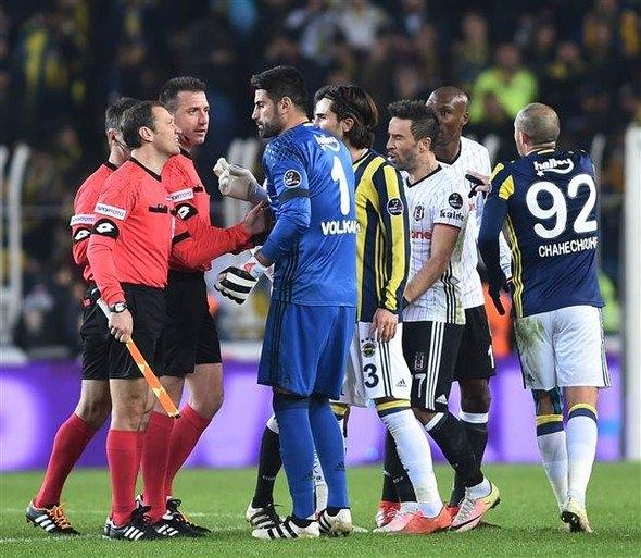 <p>Spor Toto Süper Lig'in 13. haftasında oynanan Fenerbahçe - Beşiktaş karşılaşmasında ortalık karıştı! İlk yarının son dakikasında iki takım oyuncuları arasında başlayan itiş-kakış, tünelde kavgaya dönüştü!</p>