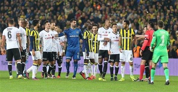 <p>Spor Toto Süper Lig'in 13. haftasında oynanan Fenerbahçe-Beşiktaş karşılaşmasında ortalık karıştı! Mücadelede son saniyeler oynanırken hakem Hüseyin Göçek'in kararı sahayı gerdi.</p>