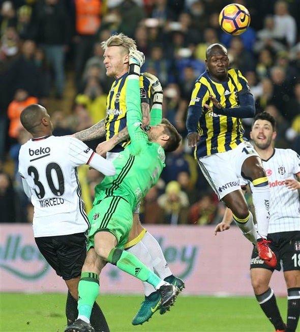 <p>45+1'de Van Persie'nin kullandığı serbest vuruşta top dışarı gitti. Fenerbahçeliler, dışarı giden topun Fabri'den çıktığını işaret etti ancak Hüseyin Göçek aut kararı verdi. Bu karar sonrası Josef de Souza, Tolgay'ı tutup çekti.</p>