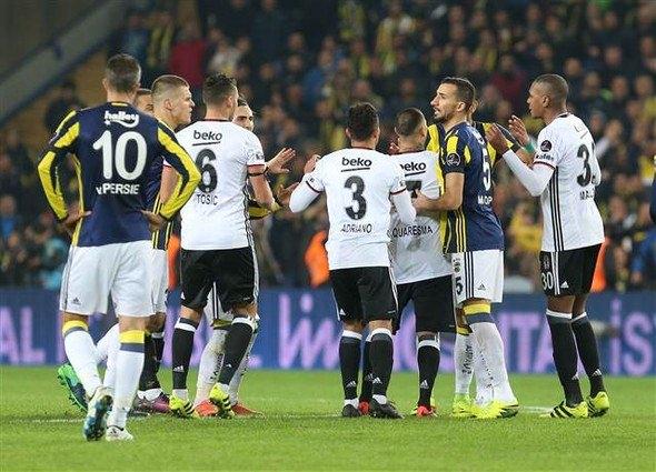 <p>Uzun bir süre itiş kakış yaşandı, Josef de Souza, Tolgay Arslan'ın boğazına yapıştı... Olayların yatışmasının ardından ilk yarıyı bitiren düdük çalındı. Hakem Hüseyin Göçek, olayın ardından herhangi bir kart çıkarmadı.</p>