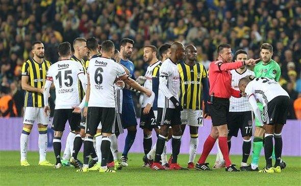 <p>Saha içindeki gerilim, ilk yarı düdüğü bittikten sonra tünelde devam etti... Her iki takım futbolcuları içeri girirken, gerginlik sürdü. Aynı esnada Beşiktaşlı futbolcu Atiba Hutchinson ile Fenerbahçeli futbolcular arasında kavga çıktı. Tünelde büyük kargaşa yaşanırken, her iki takımın teknik ekipleri olayın daha büyük bir kavgaya dönüşmesini engelledi.</p>