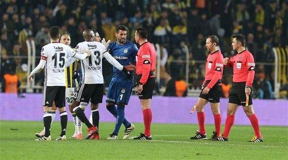 <p>Araya giren yedek oyuncular da ortalığı sakinleştirmek için büyük çaba sarfetti. Yaşanan gerilimde Fenerbahçeli Jeremain Lens de Atiba'yı sakinleştirmeye çalıştı.</p>