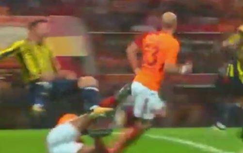 <p>Denayer'in sarısı tamamen uydurma bir sarı karttı.  Belçikalı futbolcunun Janssen'e yaptığı müdahalenin yüzde 100 kırmızı kart olması gerekirdi.</p>
