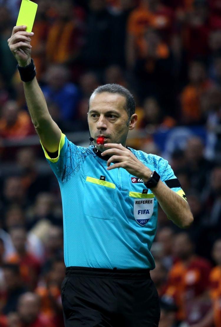 <p>53. dakikada Fernando topa temas bile etmiyor ancak hakem Cüneyt Çakır, Fernando aleyhine faul veriyor. Ve üstüne üstlük olmayan sarı kartı da Galatasaraylı oyuncuya gösterdi.</p>
