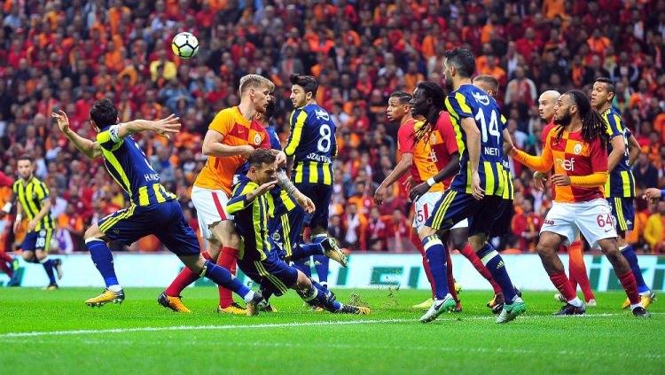 <p>Denayer'in kafasından seken ve Neto'nun eline gelen top, ilk yarıda Serdar Aziz'in eline gelen topla aynı pozisyondu. Burada da penaltı yoktu ve hakemin devam kararı doğruydu.</p>
