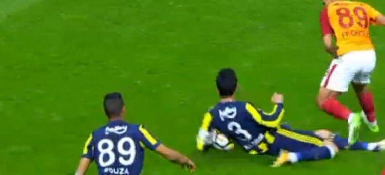 <p>58. dakikada ceza alanı içerisinde Hasan Ali, topu resmen eliyle kesti. Yüzde yüz penaltı olmalıydı.</p>
