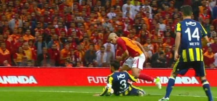 <p>Hakem pozisyona yakın olmasına rağmen emin olamadı ve dönüp yardımcıya baktı. Oysa yardımcılık bi pozisyon değildi. </p>
