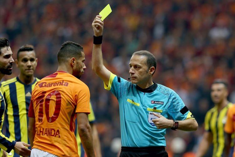 <p>Kameni'ye Fenerbahçe ceza sahası içerisinde faul yapan Belhanda 79. dakikada ikinci sarı karttan atıldı.</p>
