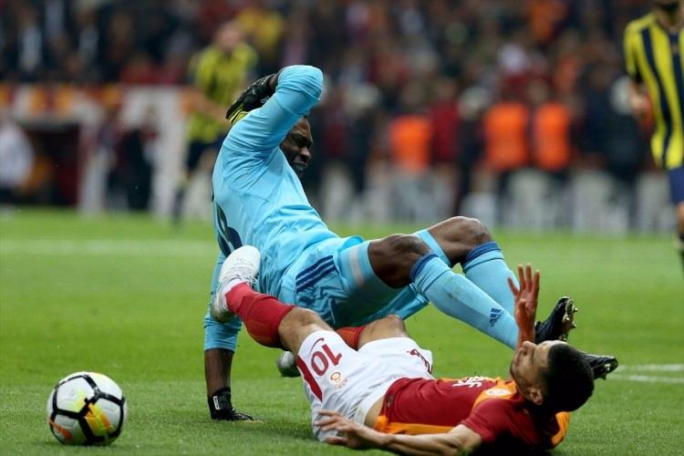 <p>Hadi faulü verdin asla sarı kartlık bir müdahale değildi. Hakem burada Galatasaray'ı 10 kişi bırakarak önemli bir hataya imza attı."</p>
