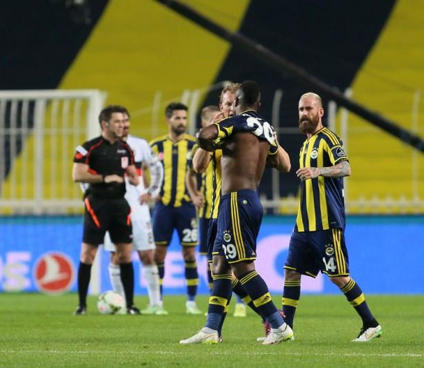<p>Fenerbahçe - Beşiktaş maçının 30. dakikasında Emenike'ye protestolar başladı, Emenike sahayı terk etmek istedi!</p>
