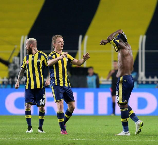 <p>Fenerbahçe - Beşiktaş maçının 30. dakikasında Emenike'ye protestolar başladı, Emenike sahayı terk etmek istedi!</p>
