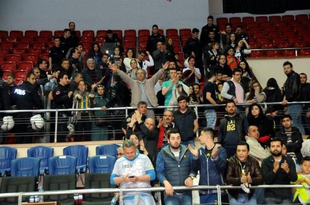 <p>Galatasaray Daikin -Fenerbahçe Grundig maçı öncesinde olaylar çıktı.</p>
