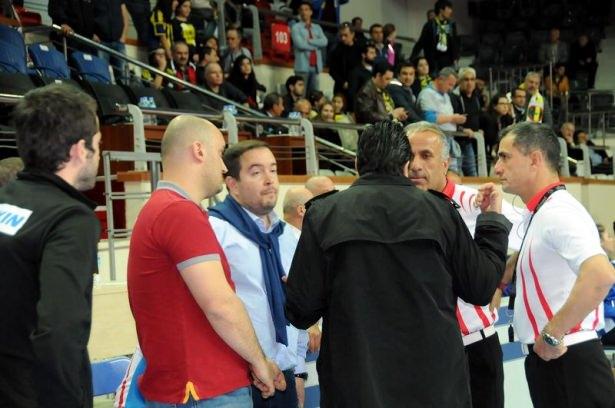 <p>Galatasaray Daikin -Fenerbahçe Grundig maçı öncesinde olaylar çıktı.</p>